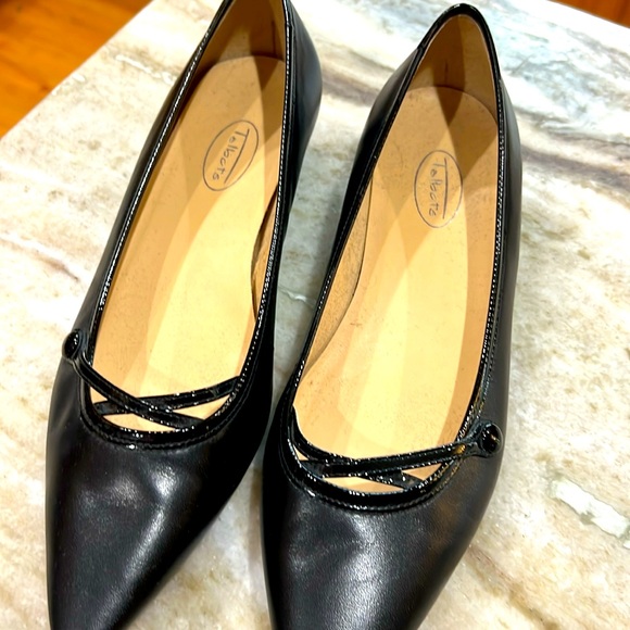 Talbots Leather Flats.  Black with patent leather accent.  Size 9 - Picture 1 of 11